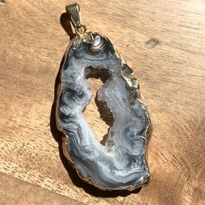 Swirled quartz pendant